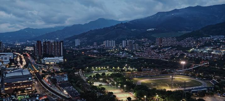 Una foto en el atardecer de Bello Antioquia. Se ve el metro, el estadio Tulio Ospina, la Estación Niquia y el tráfico en la autopista norte