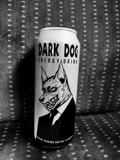 canette de 50cl en metal. avec un chien habillé en costume cravate. il y est écrit dar dog energy deink