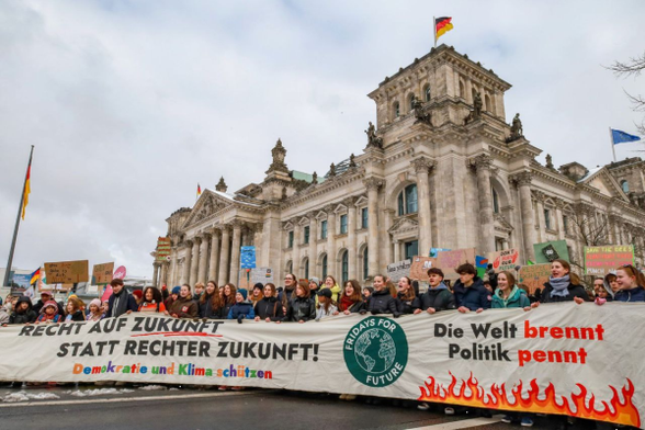Bild auf den Reichstag in Berlin Im Vordergrund Klimastreik von Fridays for Future mit dem Frontbanner "Recht auf Zukunft" Die Welt brennt, die Politik pennt, das von vielen jungen Menschen gehalten wird