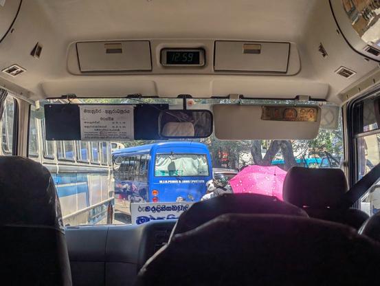 Ausblick aus dem Bus Richtung Fahrer*in
Anmerkung: gefunden durch nur 2x Menschen fragen  😄