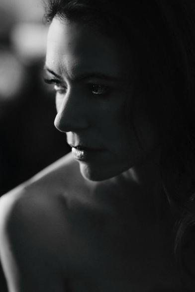 Es ist ein schwarzweiss Portrait einer Frau zu sehen. Sie schauz  zur Seite zum Licht und ihr Gesicht ist durch sanft erhellt. Sie blickt entspannt und trotzdem nachdenklich.
Der Hintergrund ist verschwommen

AI disclaimer: Using my work, its meta , written or derived description to create media with or train AI based systems is prohibited.