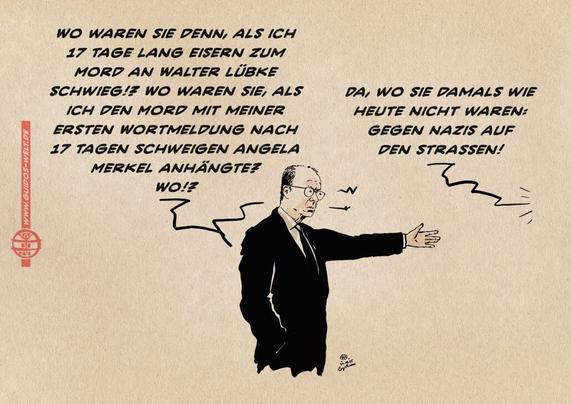 Illustration Merz wettert zur Bildkannte: Er sagt in Adaption seiner Münchner Rede am Vorabend der Wahl: „Wo waren Sie denn, als ich 17 Tage lang eisern zum Mord an Walter Lübke schwieg!? Wo waren Sie, als ich den Mord mit meiner ersten Wortmeldung nach 17 Tagen Schweigen Angela Merkel anhängte? Wo!?“ Aus dem Off seitlich des Bildrandes kommt die Antwort: „Da, wo Sie damals wie heute nicht waren: gegen Nazis Auf den Straßen!“