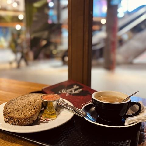 Bodegón de desayuno típico con el libro que me acabé ayer y me voy a volver a acabar hoy!