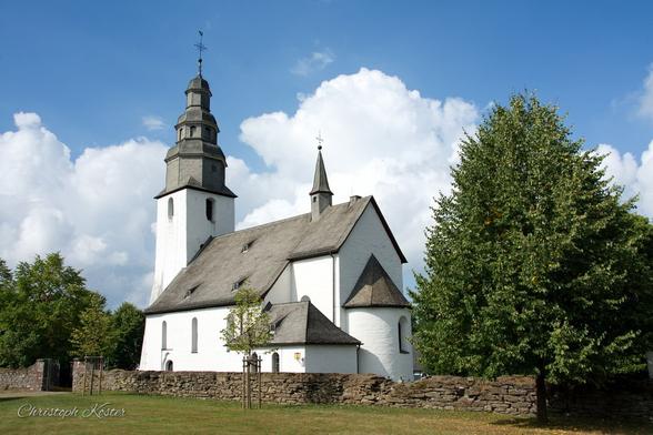 Die Kirche St. Peter und Paul in Wormbach.