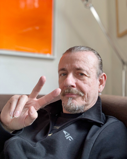 Selfie von Vito auf dem Sofa
