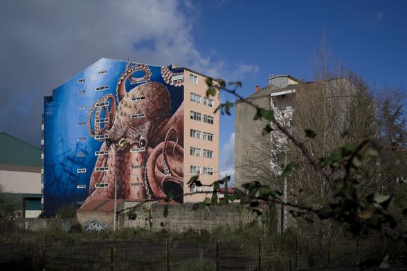An octopus has been drawn on a side of a whole building