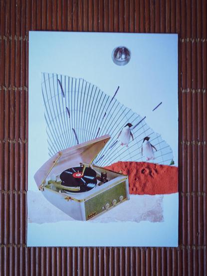 Tocadiscos vintage haciendo sonar un disco que hace bailar a los pingüinos