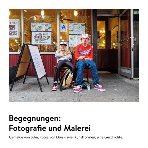 Ein Foto von zwei Teenagern vor einem Café in New York.