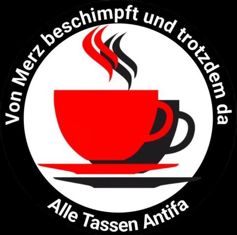 Antifa-Sticker, in der Mitte rote und schwarze Tasse. Von Merz beschimpft und trotzdem da - Alle Tassen Antifa