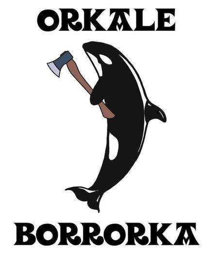 Arriba texto: Orkale
En medio el dibujo de una orca sujetando un acha
Abajo texto: Borrorka