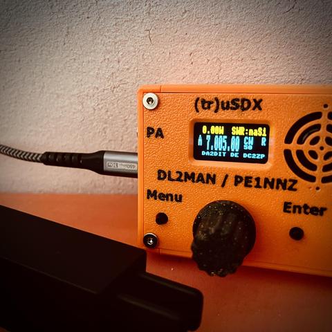 Qrp TRX with Morse paddle in front. Showing a tx power of 0.0 Watt and the text DA2DIT DE DC2ZP