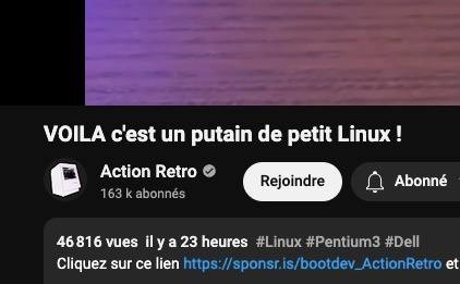 Capture d'écran d'une vidéo YouTube de la chaine Action Retro, avec un titre automatiquement mal traduit en Français : "VOILA c'est un putain de petit Linux !"