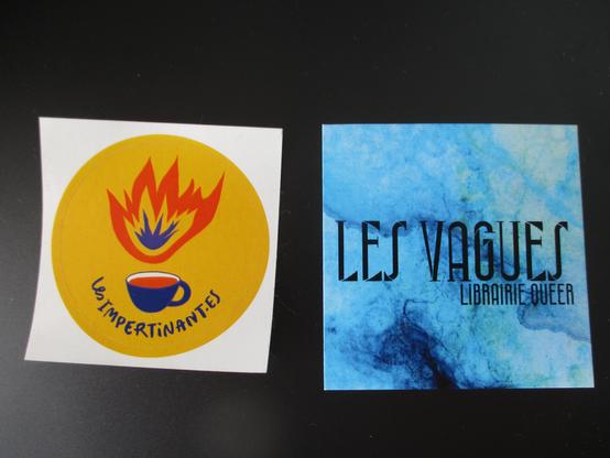 sticker du bar féministe Les Impertinant·es et carte de visite de la librairie queer Les Vagues. Les deux proposent des bons suspendus, respectivement pour boire ou pour lire!