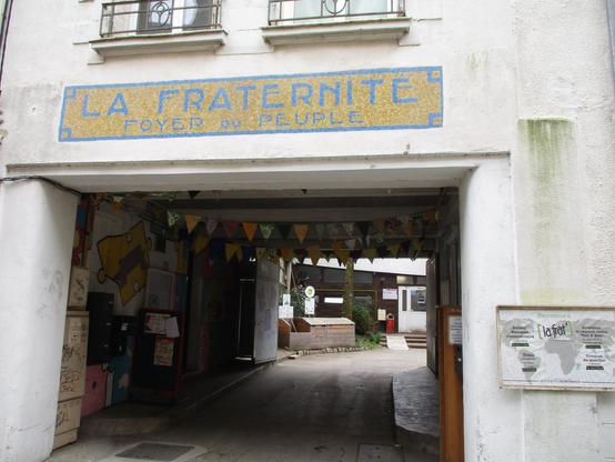 Entrée du foyer La Fraternité, asso de solidarité et d'entraide et ressourcerie nantaise, avec son enseigne en mosaïque