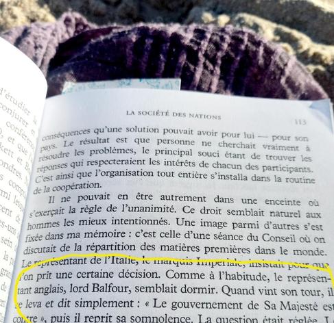Foto del mismo capítulo con el texto del post subrayado.

Como siempre, Lord Balfour, el representante inglés, parecía dormido. Cuando le tocaba hablar, se ponía de pie y decía: "El gobierno de să Majestad se opone." Asunto arreglado.