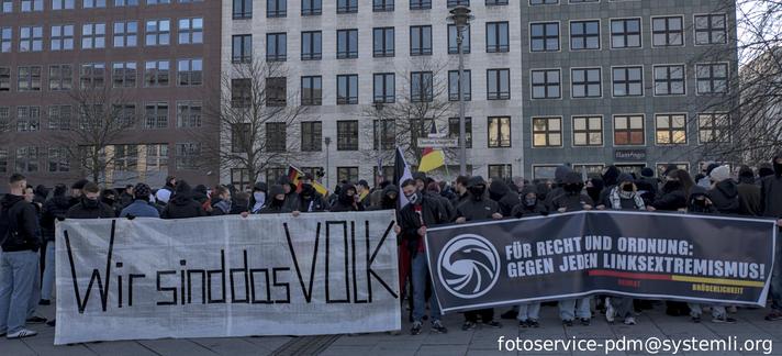 nazidemo zum großteil vermummt mit banner:
1. "wir sinddas VOLK"
2-. "für recht und ordnung: gegen jeden linksextremismus"
