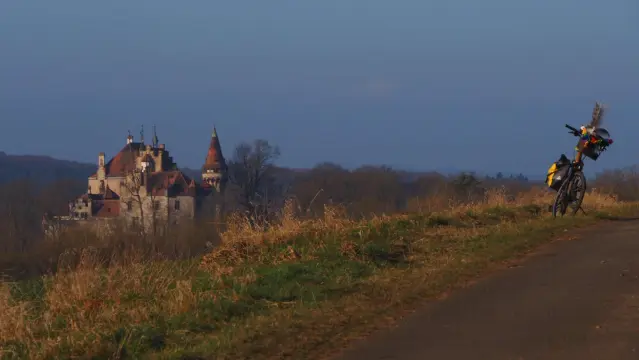 Burg und buntes Fahrrad im Sonnenlicht