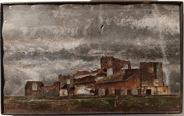Photo d'une gravure représentant une structure en ruine, composée de plaques de métal oxydé et de divers éléments fixés par des rivets et des boulons. Le métal corrodé, aux teintes brun-rouille, suggère l’usure du temps et l’abandon. L’arrière-plan est constitué d’une surface métallique patinée, dont les variations de couleur et les irrégularités évoquent un ciel nuageux. La base de l’œuvre présente une bande verdâtre. Impression d’un paysage industriel en déclin ou d’un village en ruine.