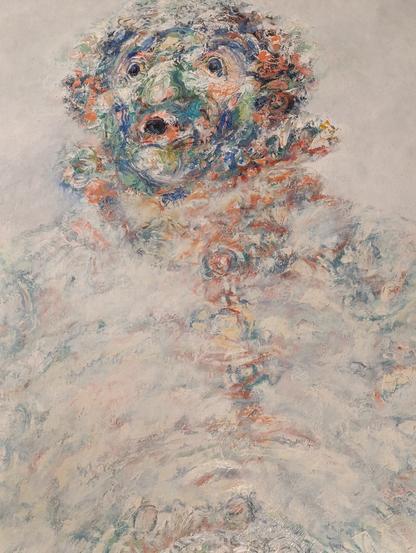 Photo d'un tableau. Un personnage aux traits flous réalisé avec une palette de couleurs dynamiques mêlant bleu, vert, orange et blanc. Le visage, caractérisé par des yeux écarquillés et une bouche entrouverte. La texture du tableau est marquée par des touches épaisses et tourbillonnantes. L’ensemble de la composition donne une apparence indistincte, presque spectrale, où les contours du corps se fondent dans le fond clair et texturé.
