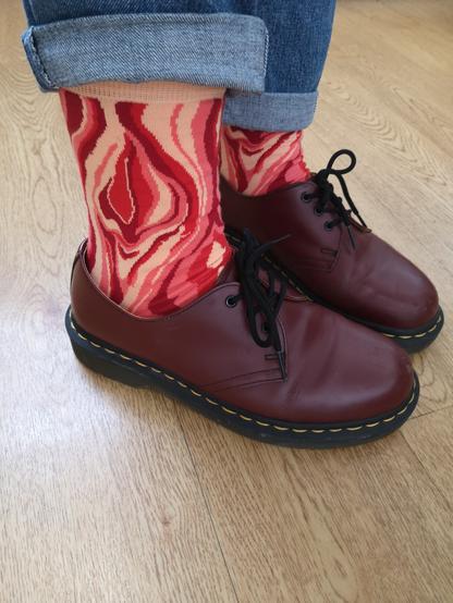 Gros plan sur la chaussette qui représente en fait une vulve stylisée