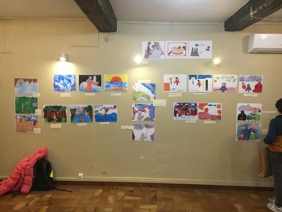 Des illustrations accrochées sur un mur.