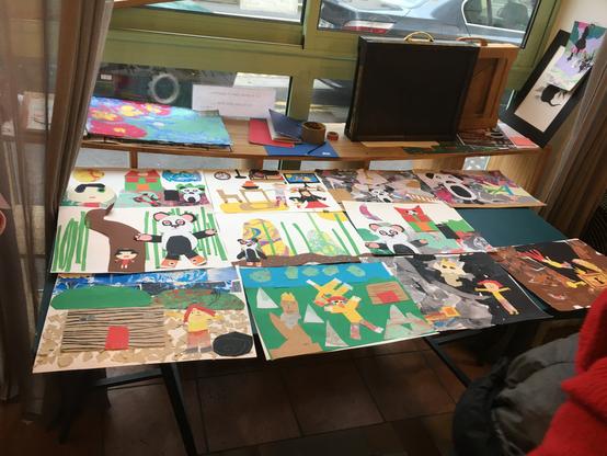 Des illustrations en collage posées sur une table.
