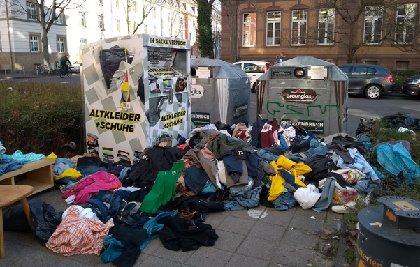 Recyclingstation in der Südstad Karlsruhe (Glas- und Kleidercontainer) mit flächendeckendem chaotischem  Altkleiderhaufen im ganzen Bereich.