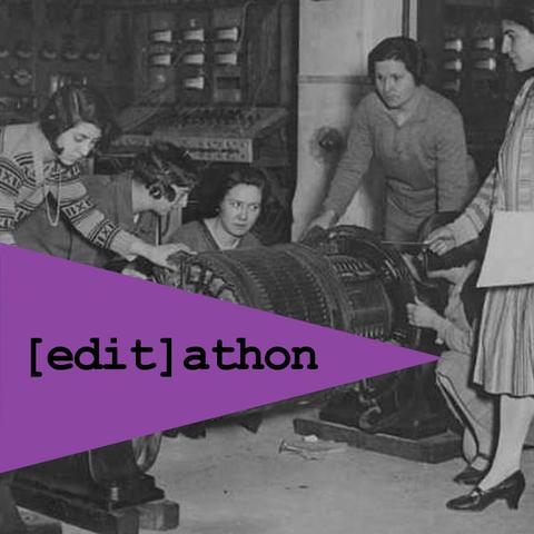 Photographie en noir et blanc intitulée "Les conquêtes du féminisme : l’Institut électromécanique féminin : étude d’un moteur" (1929, Meurisse) où l'on voit des femmes ingénieures et techniciennes travaillant sur un moteur. Le mot [edit]athon est ajouté sur l'image.