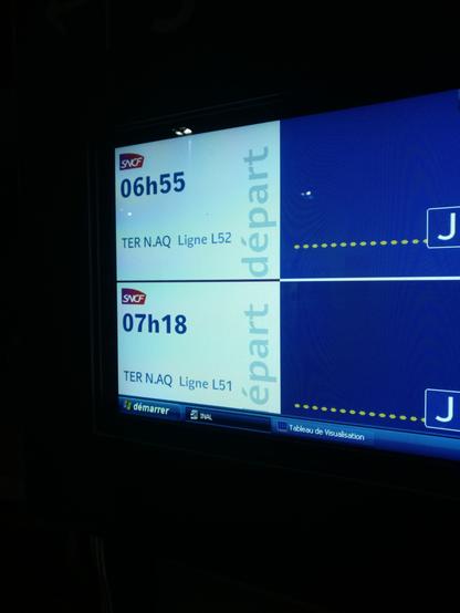 Windows start menu in french "Démarrer" on top of it 2 trains announcements 6h55 and 7h18