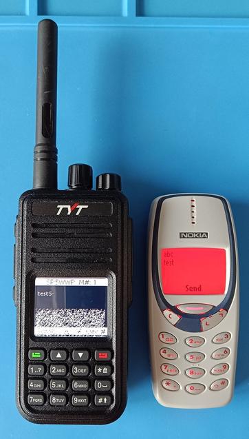 An MD-380 handheld and a Nokia 3310 showing the same M17 text message.
