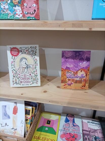 Foto de Un mes en Vilacolmillo en una estantería, muy bien acompañado junto al premio nacional El cuerpo de Cristo