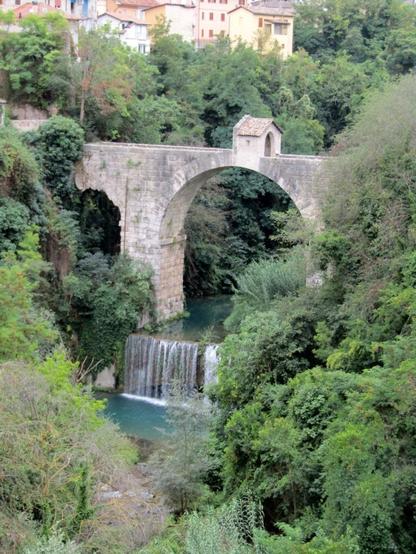 le-pont-de-cecco-a-ascoli-piceno-chef-doeuvre-de-lingenierie-romaine-italie-1