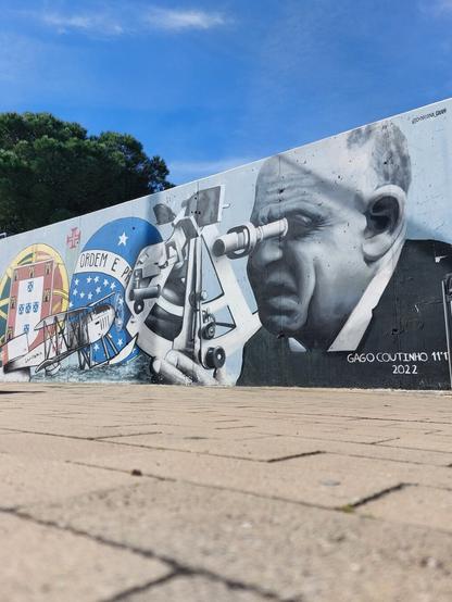 Mural avião bimotor e bandeiras de Portugal e Brasil, também aviador Gago Coutinho