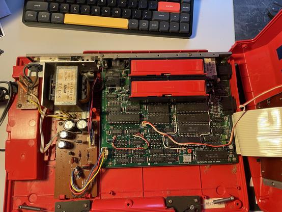 Picture of the interior of an MSX Sony HB-101