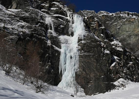 Grimpeuse en tête dans la cascade de la Lé.