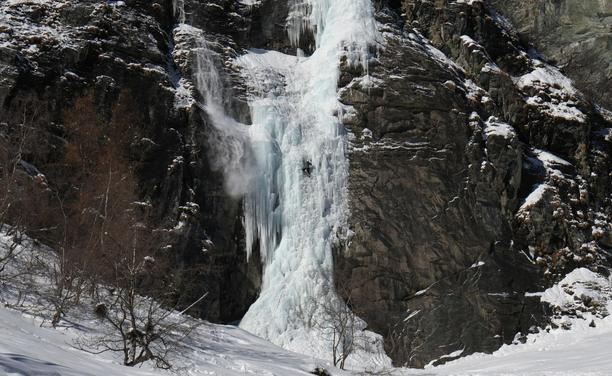 Grimpeuse en tête dans la cascade de la Lé.