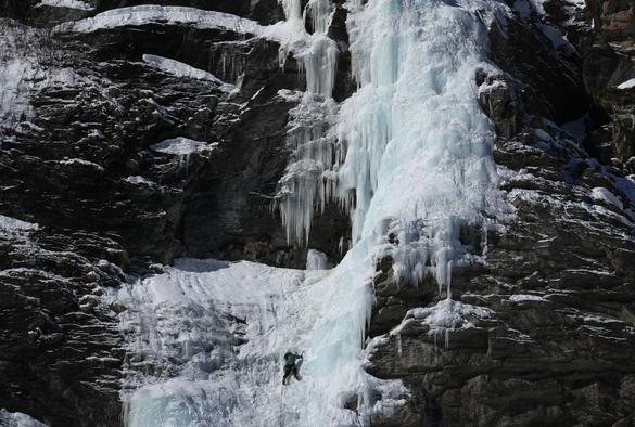 Grimpeuse arrive au premier relai de la cascade de la Lé.