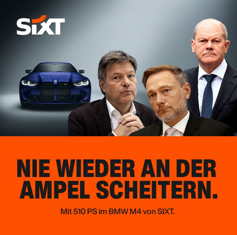 Das Bild ist eine Werbung von Sixt. Im oberen Teil des Bildes befindet sich das Sixt-Logo und ein blauer BMW M4. Dahinter und leicht versetzt sind die Porträts von Bundeskanzler Olaf Scholz, Wirtschaftsminister Robert Habeck und Finanzminister Christian Lindner zu sehen. Der untere Teil des Bildes ist orangefarben und enthält den Slogan "NIE WIEDER AN DER AMPEL SCHEITERN." Darunter steht in kleinerer Schrift "Mit 510 PS im BMW M4 von SIXT." Die Werbung spielt auf die Ampelkoalition an, die aus SPD, Grünen und FDP besteht.