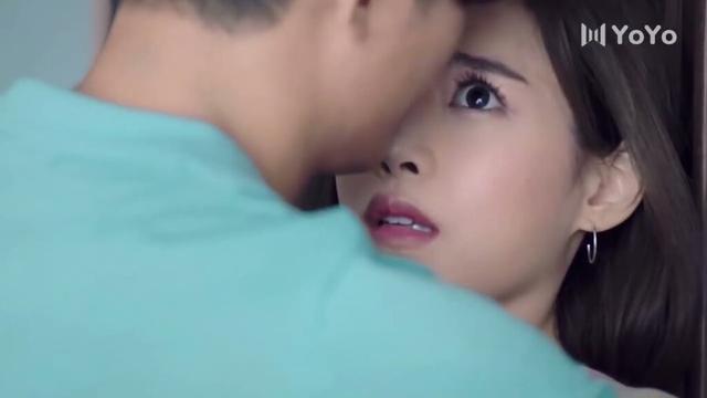 لماذا يقترب مني هكذا ؟  انتي جميلة )