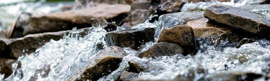 De l'eau cascadant sur des pierres
