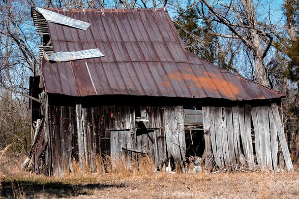 Passed by this old broken down building a little while ago and had to turn around and go back.  It's hard to pass up something like this.  Its age and neglect have given it so much character.