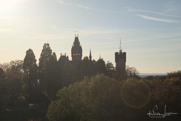 Auf dem Foto sieht man das Schloss Drachenburg im Gegenlicht.