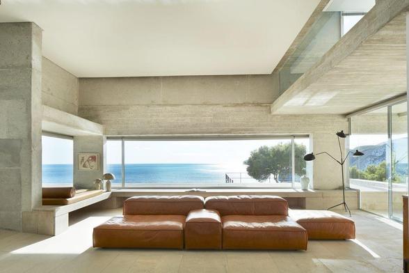 The inside of a brutalist villa. Long horizontal lines create an impression of wide, free views