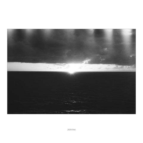 The sun on the edge. On the way from Roscoff to Plymouth. The sea is calm and friendly.