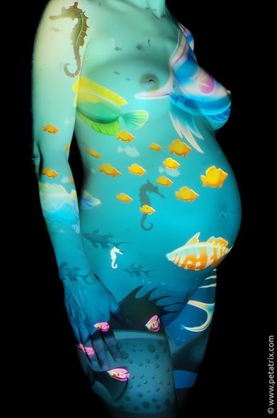 Künstlerische Aktfotografie: Projektion einer Unterwasserlandschaft mit Fischen und Seepferdchen auf einen schwangeren nackten Körper