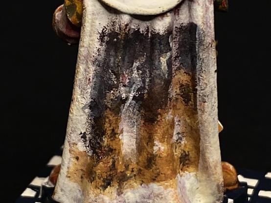 The reverse of the cloak is a nod to the artwork in in the masterclass paint set.