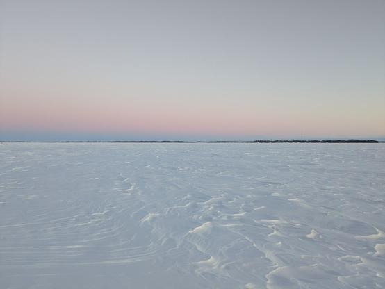 Image: Pastel-colored skies opposite the sunset, centered on a low band of pink and lavender over a landscape of windswept snow.

Kuva: Pastellivärinen taivas vastapäätä auringonlaskua, jonka keskipisteenä on matala vaaleanpunaisen ja laventelin sävyinen nauha tuulenpyyhkemän lumen päällä.

Mynd: Pastellitaður himinn á móti sólsetrinu, miðpunktur á lágu bandi af bleiku og lavender yfir landslagi með vindblásnum snjó.

Assilisaq: Pastel-imik qalipaatilik qilak seqernup tarrilernerata tungaanut, qitiusumik allamik band-imik pink-imik aamma lavendel-imik, nunap silaannarmik silaannarmik pissuseqartumik.

Ajjiliuqtausimajuq: sila siqiniup tunuani, qitiani attiktumi aupajaaqtumi amma mavintami qulaani nunaup anurimut suraktausimajumi aputimi.

Bilde: Pastellfarget himmel midt imot solnedgangen, sentrert på et lavt bånd av rosa og lavendel over et landskap av forblåst snø.

Billede: Pastelfarvede himmel modsat solnedgangen, centreret om et lavt bånd af pink og lavendel over et landskab af vindblæst sne.

Image : Un ciel aux couleurs pastel face au coucher du soleil, centré sur une bande basse de rose et de lavande sur un paysage de neige balayée par le vent.

Imagen: Cielos de color pastel frente al atardecer, centrados en una franja baja de color rosa y lavanda sobre un paisaje de nieve azotada por el viento.

画像: 夕焼けの反対側にあるパステルカラーの空。風に吹かれた雪景色の上に、ピンクとラベンダーの低い帯が中心にあります。
