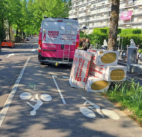 9h14 Véhicule utilitaire sationné sur une voie cyclable avec son chargement entreposé sur cette même voie.