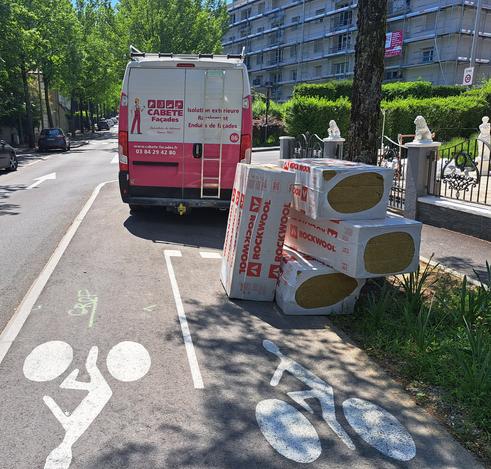 13h44 Véhicule utilitaire sationné sur une voie cyclable avec son chargement entreposé sur cette même voie.