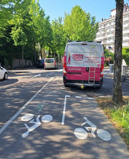 Semaine suivante, même véhicule utilitaire sationné sur une voie cyclable.
